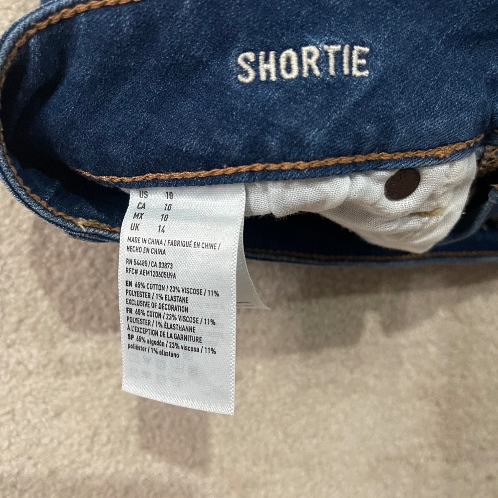 Size 10 shortie super stretch short with distressing - Picture 4 of 4